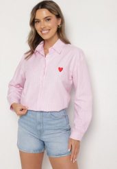 Różowa Koszula o Kroju Oversize z Delikatne Paski z Haftem w Kształcie Serca Talaviela. Czerwone koszule Born2be, uniwersalny, bez wzorów, z jeansu, eleganckie, bez kołnierzyka, bez ramiączek. W wyprzedaży za 67.99 zł.