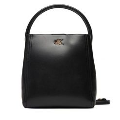 Torebka Calvin Klein. Czarne torebki klasyczne Calvin Klein, bez wzorów, klasyczne, bez dodatków. Za 449.99 zł.