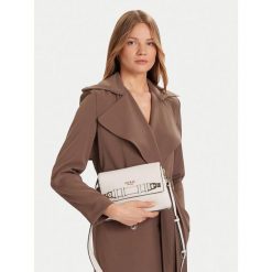 Torebka Guess. Białe listonoszki Guess, z aplikacjami, bez dodatków. Za 305.99 zł.