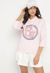 Jasnoróżowa Bluza z Kapturem i Rękawami 3/4 Zdobiona Nadrukiem Saniriora. Czerwone bluzy Born2be, l, z aplikacjami, z jeansu, casualowe, bez ramiączek, z kapturem. W wyprzedaży za 67.99 zł.