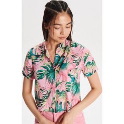 Krótka koszula z nadrukiem - Różowy. Koszule marki Cropp. Za 49.99 zł.