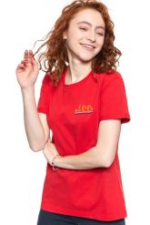 LEE T SHIRT DAMSKI CHEST LOGO TEE WARP RED L43ZFEKG 112109773. Czerwone t-shirty Lee, l, bez wzorów, bez kołnierzyka, bez ramiączek. W wyprzedaży za 39.99 zł.