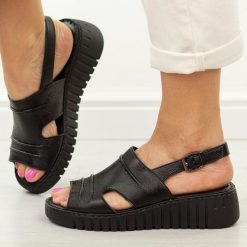 Czarne sandały damskie Potocki 12822. Czarne sandały POTOCKI, bez wzorów, ze skóry, eleganckie, bez obcasa, na platformie, bez zapięcia. Za 199.00 zł.