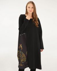 Sukienka z motywem zwierzęcym. Czarne sukienki Unisono, s, bez wzorów, z bawełny, bez kołnierzyka, bez ramiączek, midi. Za 179.00 zł.