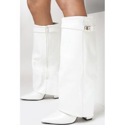 Białe Kozaki z Szeroką Cholewką i Szpiczastym Noskiem Jazmynn. Białe kozaki Born2be, bez wzorów, eleganckie, ze szpiczastym noskiem, przed kolano, bez obcasa, na obcasie, bez zapięcia. Za 169.99 zł.
