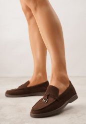 Brązowe Mokasyny z Imitacji Zamszu Zdobione Zawieszką i Przeszyciem Aezoris. Brązowe mokasyny Renee, z aplikacjami, z jeansu. Za 99.99 zł.