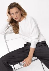 Luźny sweter S-MINDY. Białe swetry Volcano, m, bez wzorów, z dzianiny, biznesowe, bez ramiączek. Za 139.99 zł.