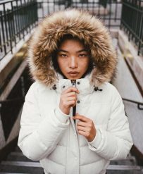 Superdry Kurtka bomber Everest z kapturem i futrzanym obszyciem – OFF WHITE. Białe kurtki Superdry, bez wzorów, z futra, z kapturem. Za 787.65 zł.