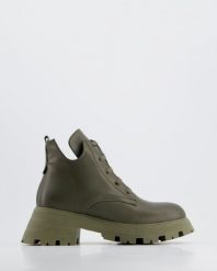 ZIELONE BOTKI DAMSKIE 0183000SA GREEN. Zielone botki Venezia, bez wzorów, ze skóry, bez obcasa, bez zapięcia. Za 339.00 zł.