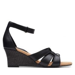 Sandały Clarks. Czarne sandały Clarks, bez wzorów, bez obcasa, na koturnie, bez zapięcia. Za 299.99 zł.
