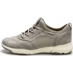 Geox tenisówki damskie Nebula S 39 szare. Szare trampki Geox, bez wzorów, z zamszu, bez zapięcia. W wyprzedaży za 359.00 zł.