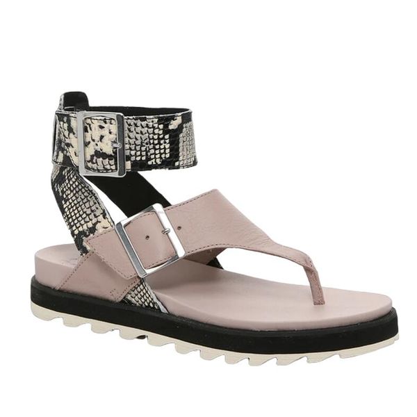 Sandały turystyczne damskie Sorel Roaming. Czerwone sandały Sorel, bez wzorów, bez obcasa, bez zapięcia. W wyprzedaży za 193.00 zł.