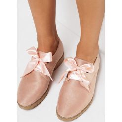 Różowe Półbuty Carmella. Czerwone półbuty wsuwane Born2be, z aplikacjami, z dzianiny, eleganckie, bez obcasa, na płaskiej podeszwie. W wyprzedaży za 74.99 zł.