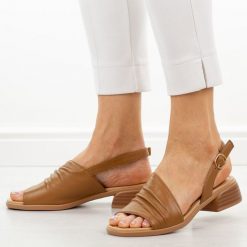 Brązowe skórzane sandały damskie Vinceza 66957. Brązowe sandały VINCEZA, bez wzorów, z jeansu, eleganckie, bez obcasa, na obcasie, bez zapięcia. Za 219.00 zł.