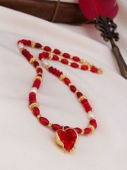 L'Atelier de Gaia Pozłacany naszyjnik z elementami ozdobnymi - dł. 46 cm rozmiar: onesize. Czerwone naszyjniki L'Atelier de Gaia, z materiału, z koralem, pozłacane. Za 69.99 zł.