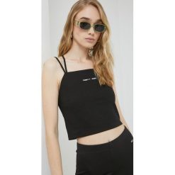 Tommy Jeans top damski kolor czarny. Czarne topy Tommy Jeans, s, bez wzorów, z dzianiny, bez kołnierzyka, bez ramiączek. W wyprzedaży za 89.99 zł.