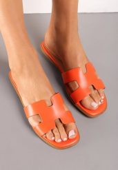 Pomarańczowe Klapki z Imitacji Skóry z Ozdobnymi Wycięciami i Kwadratowym Noskiem Rosila. Brązowe klapki Renee, bez wzorów, z jeansu, eleganckie, bez obcasa, na płaskiej podeszwie, bez zapięcia. Za 59.99 zł.