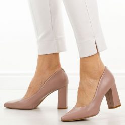 Fioletowe czółenka damskie na słupku Sergio Leone Pb216. Fioletowe czółenka Sergio Leone, na jesień, bez wzorów, ze skóry, eleganckie, bez obcasa, na słupku, bez zapięcia. Za 169.00 zł.