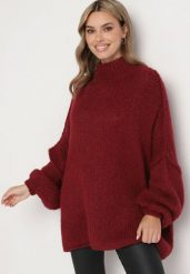 Bordowy Golf z Wełną o Kroju Oversize z Obniżoną Linią Ramion Lilenae. Czerwone swetry Born2be, na zimę, bez wzorów, z jeansu, eleganckie, bez ramiączek. Za 159.99 zł.