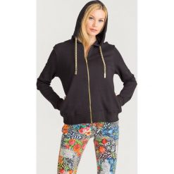 BLUZA VERSACE JEANS COUTURE. Czarne bluzy Versace Jeans Couture, l, bez wzorów, z bawełny, bez ramiączek, z kapturem. Za 1,109.00 zł.