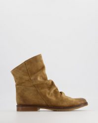 BOTKI Z MARSZCZONĄ CHOLEWKĄ 8114 SERR MOMA. Botki Venezia, bez wzorów, ze skóry, bez obcasa, bez zapięcia. Za 549.00 zł.