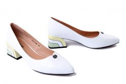 ARTIKER RELAKS 54C1138 biały, czółenka damskie. Białe czółenka Artiker Relaks, bez wzorów, ze skóry, bez obcasa, na obcasie, bez zapięcia. Za 249.90 zł.