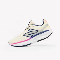 Buty do biegania damskie New Balance Fresh Foam 520 V9. Białe buty do biegania New Balance, bez wzorów, bez zapięcia, do biegania. Za 299.99 zł.