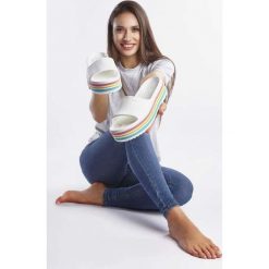 Crocs 205693-100 WHITE, klapki. Białe klapki Crocs, bez wzorów, bez obcasa, bez zapięcia. Za 187.00 zł.