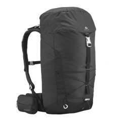 Plecak turystyczny Quechua MH100 30 l. Czarne plecaki QUECHUA, bez wzorów, bez dodatków. Za 139.99 zł.