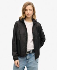 Kurtka przeciwwiatrowa z kapturem i logo. Czarne kurtki Superdry, xs, bez wzorów, eleganckie, z kapturem. Za 352.15 zł.