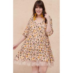 Sukienka Merinosa Plus Size Malarskie Kwiaty. Niebieskie sukienki blue shadow, do pracy, plus size, bez wzorów, z koronki, biznesowe, bez kołnierzyka, plus size, bez ramiączek, dopasowane. W wyprzedaży za 154.95 zł.