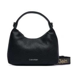 Torebka Calvin Klein. Czarne torebki klasyczne Calvin Klein, bez wzorów, klasyczne, bez dodatków. Za 369.99 zł.