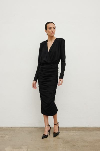 Długa sukienka z marszczeniami w kolorze BLACK - MANNER-M. Czarne sukienki Marsala, na imprezę, m, bez wzorów, z poliesteru, eleganckie, bez kołnierzyka, bez ramiączek, maxi, dopasowane. Za 499.90 zł.