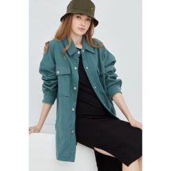 Brave Soul koszula damska kolor zielony relaxed. Zielone koszule Brave Soul, l, bez wzorów, bez kołnierzyka, bez ramiączek. W wyprzedaży za 169.99 zł.