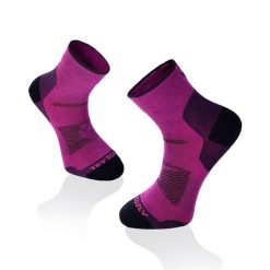 Krótkie skarpetki do turystyki górskiej LEKKIE SKARPETKI TURYSTYCZNE Fuksja. Czerwone skarpetki TRY TO FLY, bez wzorów, trekkingowe. W wyprzedaży za 65.66 zł.