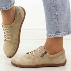 Beżowe zamsz skórzane Polskie półbuty damskie barefoot Gregors 1153. Brązowe półbuty wsuwane GREGORS, na jesień, bez wzorów, z jeansu, biznesowe, bez obcasa, na płaskiej podeszwie. Za 379.00 zł.