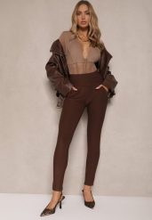 Brązowe Spodnie o Fasonie Skinny z Gumką w Pasie i Kieszeniami Rizeena. Brązowe jeansy Renee, bez wzorów, z jeansu, eleganckie. W wyprzedaży za 39.99 zł.