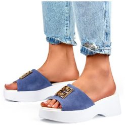 Blue jeans eleganckie wygodne klapki na grubej podeszwie niebieskie. Niebieskie klapki bez wzorów, z jeansu, casualowe, bez obcasa, bez zapięcia. Za 253.55 zł.