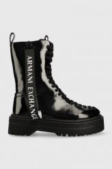 Armani Exchange botki damskie kolor czarny na platformie. Czarne botki Armani Exchange, bez wzorów, z gumy, bez obcasa, na platformie, bez zapięcia. W wyprzedaży za 689.99 zł.