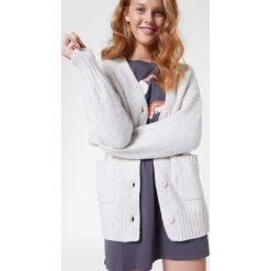 Bunta Sweter Z Kieszeniami - Jasnoszary - Etam. Swetry Etam, bez wzorów, bez ramiączek. Za 229.90 zł.