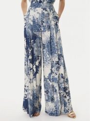 Guess Spodnie materiałowe W6GB02 W1578 Niebieski Regular Fit. Niebieskie spodnie materiałowe Guess, z aplikacjami, z materiału. Za 669.99 zł.