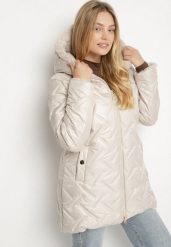 Beżowa Pikowana Kurtka z Kapturem i Futrzaną Wyściółką Navea. Brązowe kurtki Born2be, plus size, bez wzorów, z dzianiny, biznesowe, z kapturem. Za 179.99 zł.
