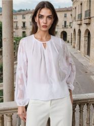 Koszulowa bluzka z żakardowymi rękawami - biały. Białe bluzki Sinsay, l, bez wzorów, z żakardem, bez kołnierzyka, bez ramiączek. Za 39.99 zł.