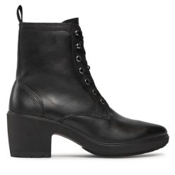 Botki ECCO. Czarne botki ECCO, bez wzorów, bez obcasa, na słupku, bez zapięcia. Za 569.99 zł.