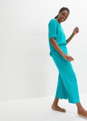 Piżama /strój domowy w prążek, ze spodniami typu culotte. Zielone piżamy bonprix, bez wzorów, bez kołnierzyka, bez ramiączek. Za 84.99 zł.