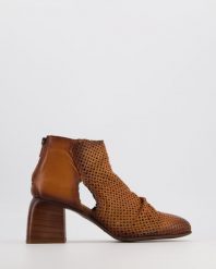 BOTKI Z AŻUROWĄ CHOLEWKĄ D375 R-0010 CUOI. Botki Venezia, w ażurowe wzory, ze skóry, bez obcasa, bez zapięcia. Za 459.00 zł.
