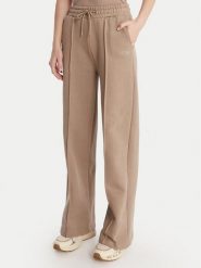 Guess Spodnie dresowe V6RB17 K9V31 Beżowy Regular Fit. Brązowe spodnie dresowe Guess, z aplikacjami, z bawełny. Za 349.99 zł.