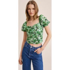 Mango bluzka Cesped damska kolor zielony w kwiaty. Zielone bluzki Mango, l, bez wzorów, z tkaniny, bez kołnierzyka, bez ramiączek. Za 139.99 zł.