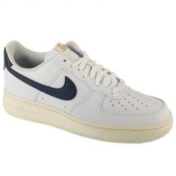 Buty do chodzenia damskie Nike Air Force 1. Białe buty treningowe Nike, bez wzorów, z gumy, bez zapięcia, trekkingowe, Nike Air Force. Za 641.00 zł.