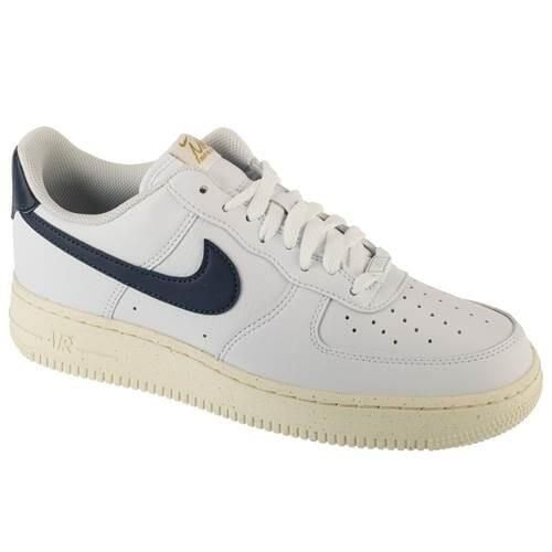 Buty do chodzenia damskie Nike Air Force 1. Białe buty treningowe Nike, bez wzorów, z gumy, bez zapięcia, trekkingowe, Nike Air Force. Za 638.00 zł.